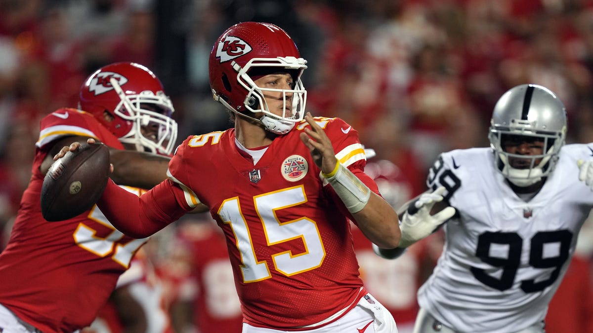 Patrick Mahomes throws ball