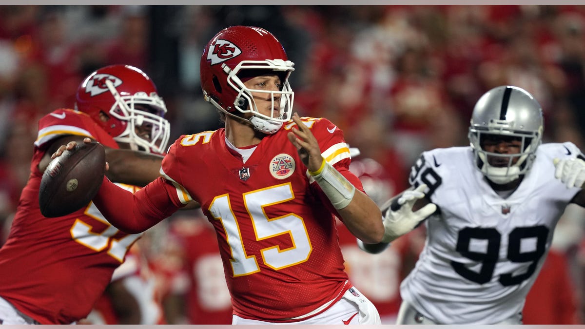 Patrick Mahomes throws ball