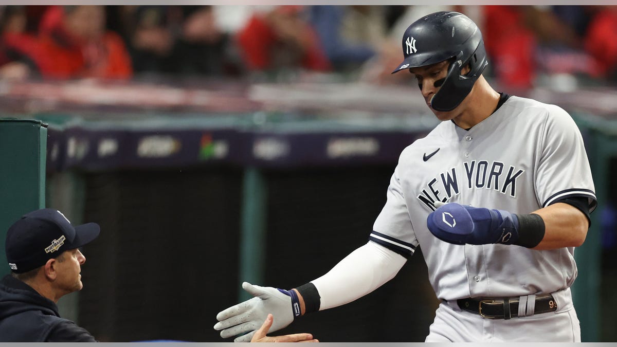 Aaron Judge shakes hands with Aaron Boone