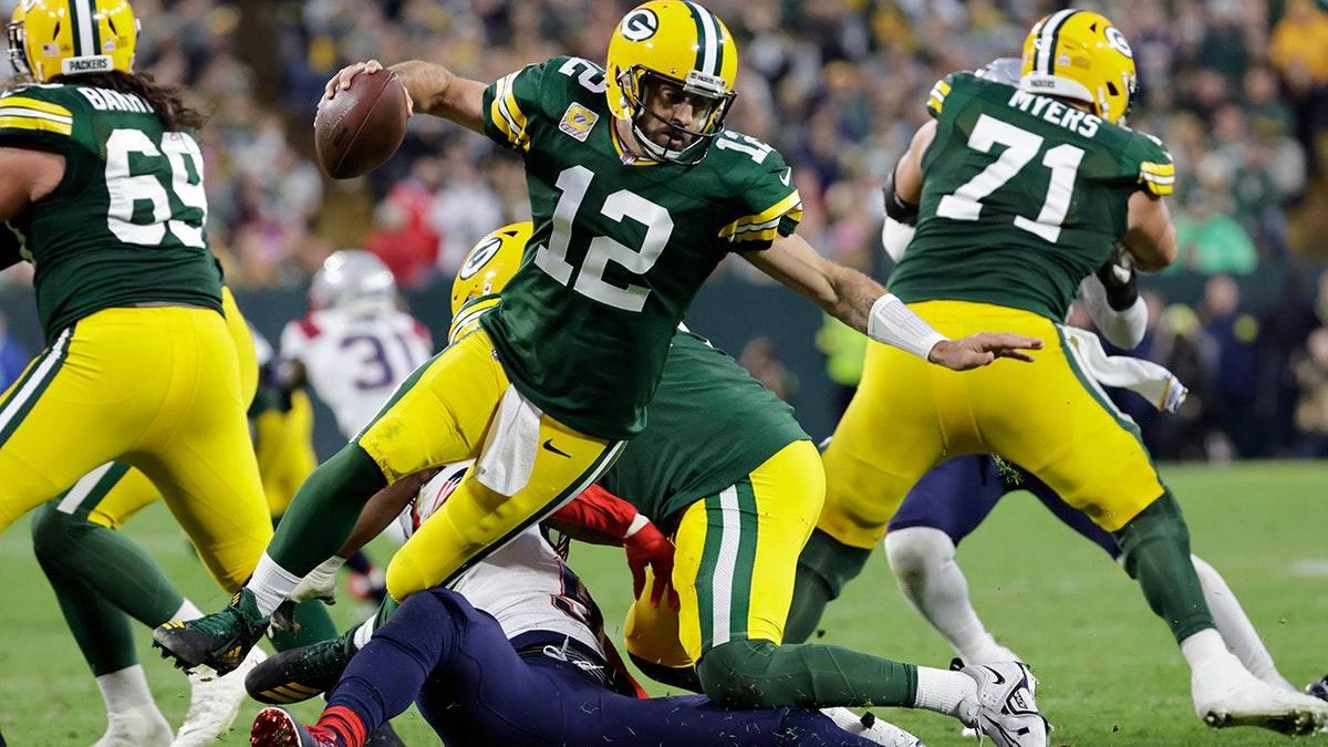 Aaron Rodgers escapes the tackle