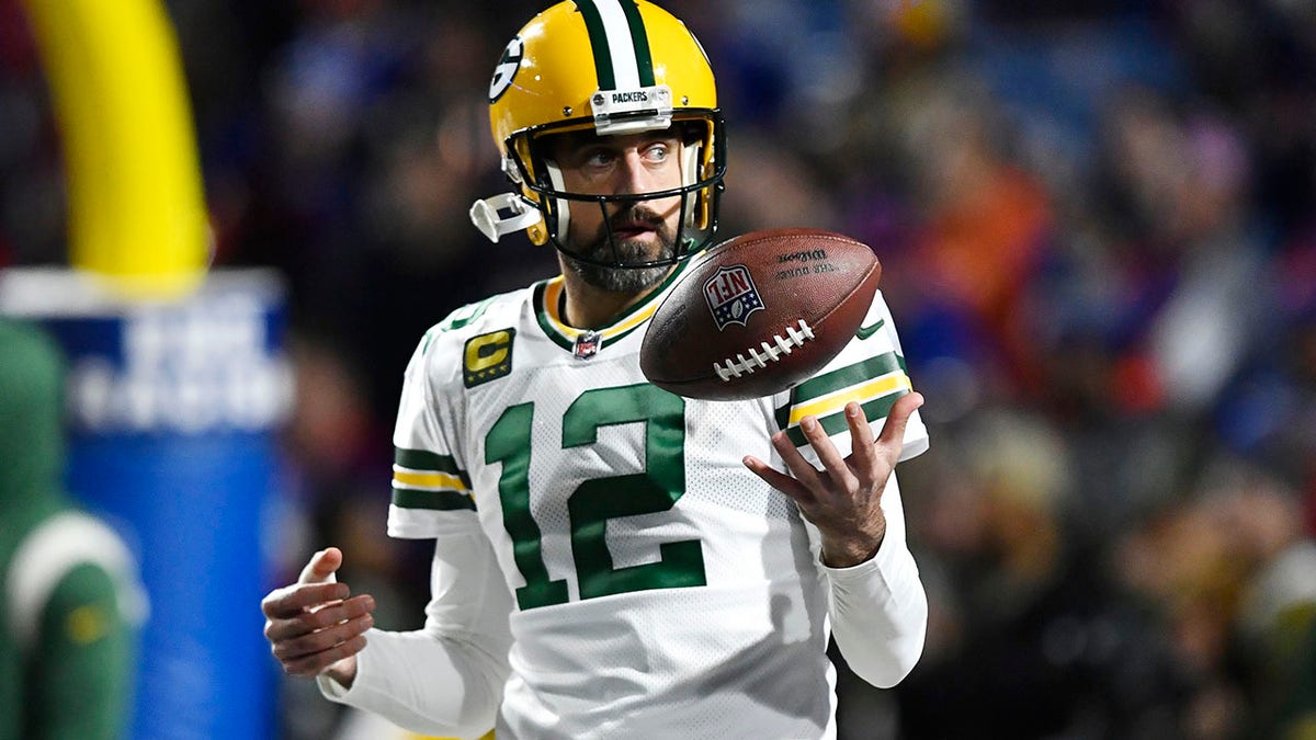 Aaron Rodgers spins the ball