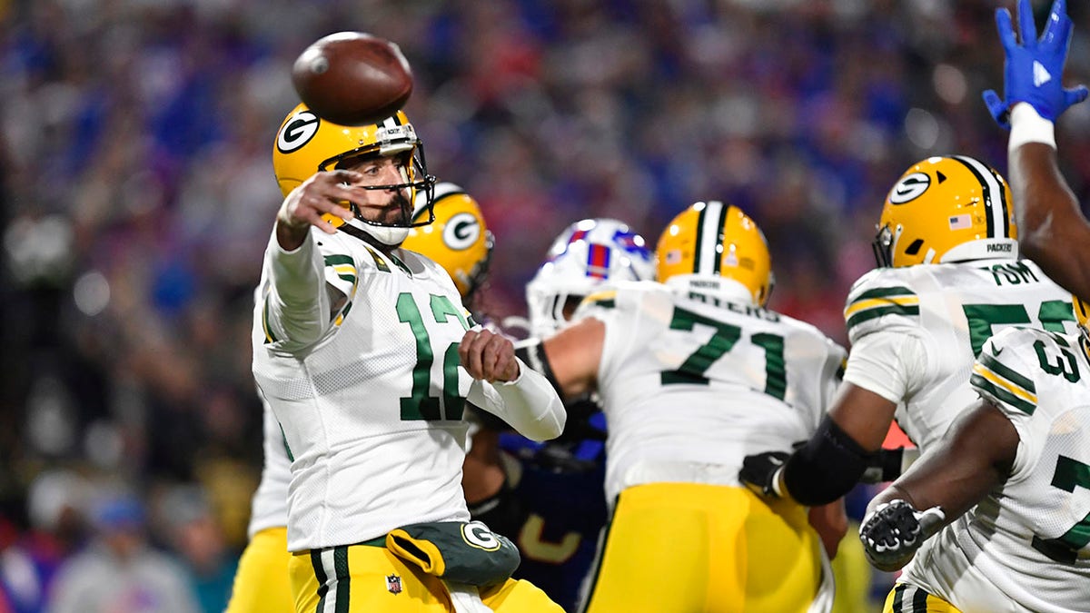 Aaron Rodgers slings a pass