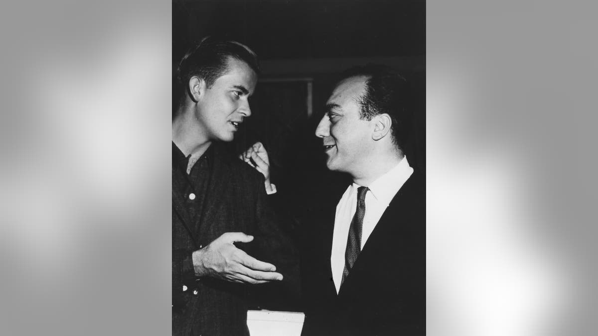 Dick Clark berbicara dengan Art Laboe