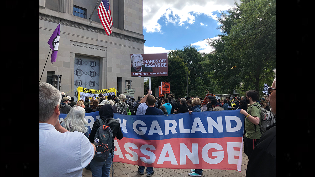 Assange protest at DOJ