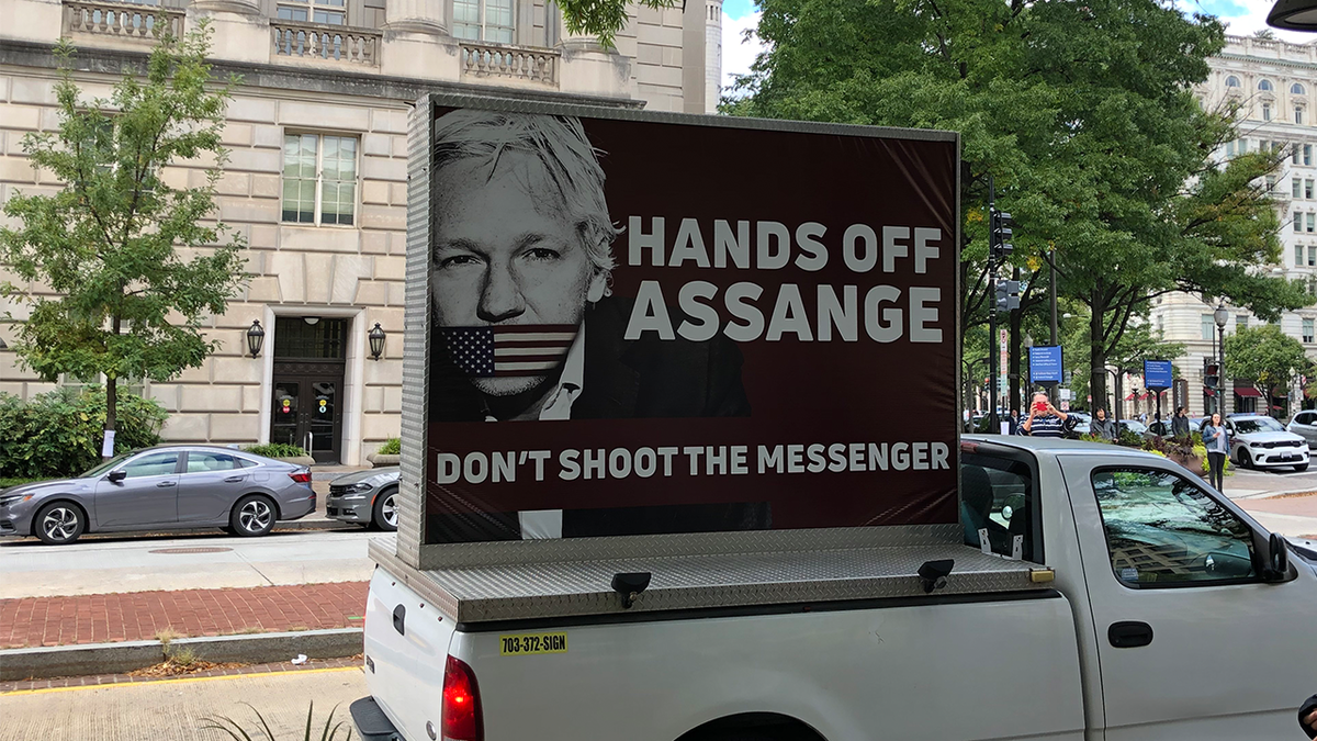 Sign supporting Assange outside DOJ