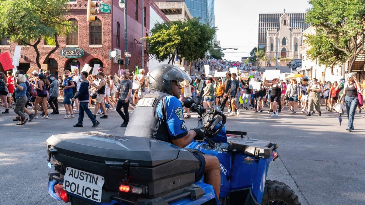 Austin police officer monitors abortion protest