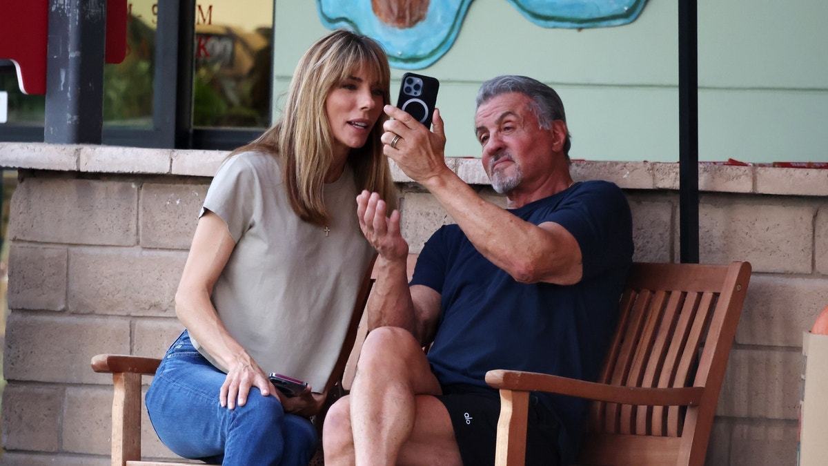 Sylvester Stallone Jennifer Flavin on bench