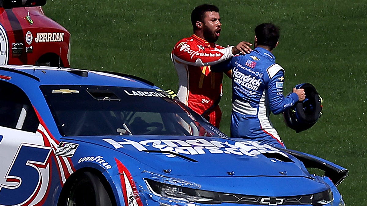 Bubba Wallace lays his hands on Kyle Larson