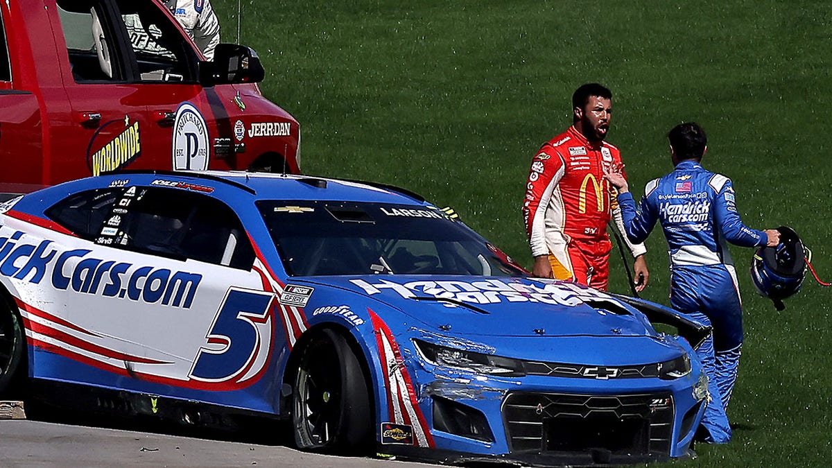 Bubba Wallace and Kyle Larson, involved in an incident during the NASCAR Cup Series South Point 400 at Las Vegas Motor Speedway on October 16, 2022, in Las Vegas, Nevada. 