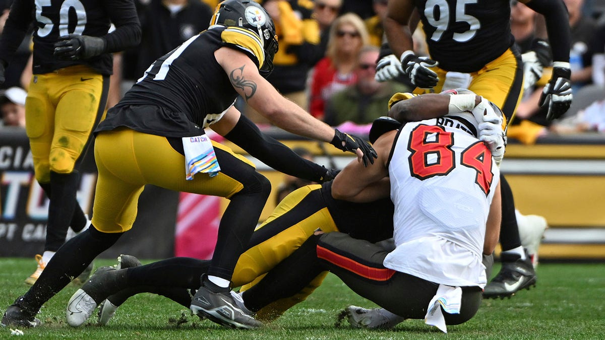 Cameron Brate Carted Off During Buccaneers vs. Steelers - Tampa