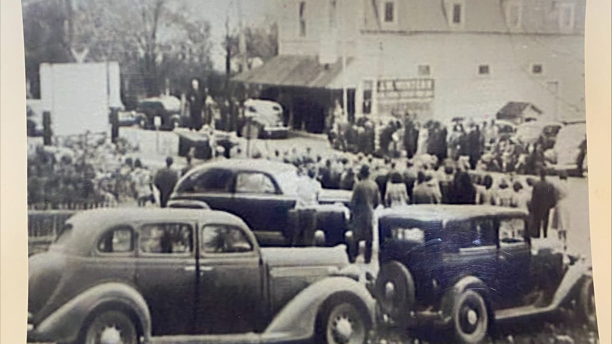 Vintage photo of a crowd gathered in Centermoreland, Pennsylvania