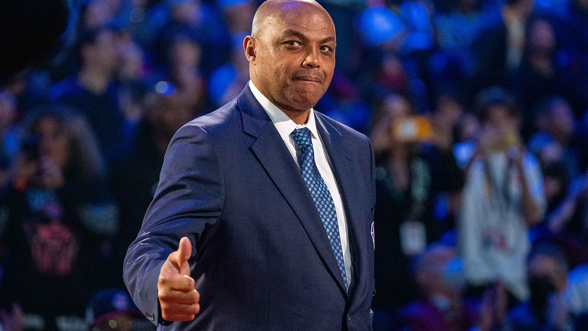 Charles Barkley with his thumb up