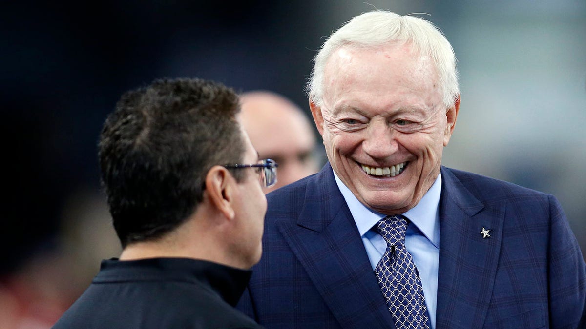 Jerry Jones and Daniel Snyder talk before a game