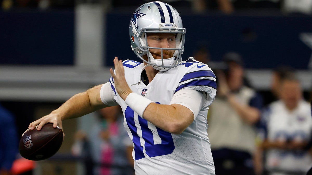 Cooper Rush warms up before Commanders game