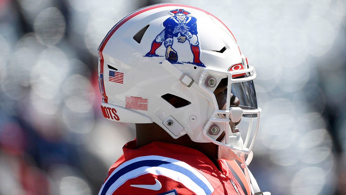 Patriots bringing back throwback red uniforms, Pat Patriots helmets