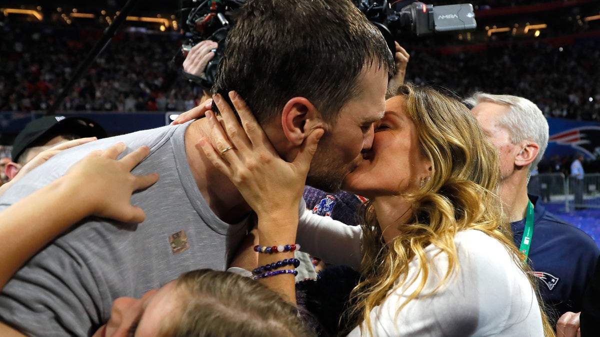 Tom Brady and Gisele Bündchen kiss after he wins his 7th Super Bowl