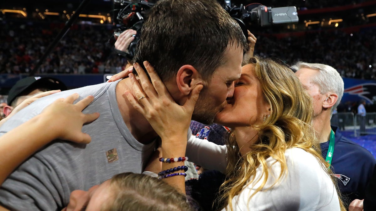 Tom Brady and Gisele Bündchen kiss after he wins his 7th Super Bowl