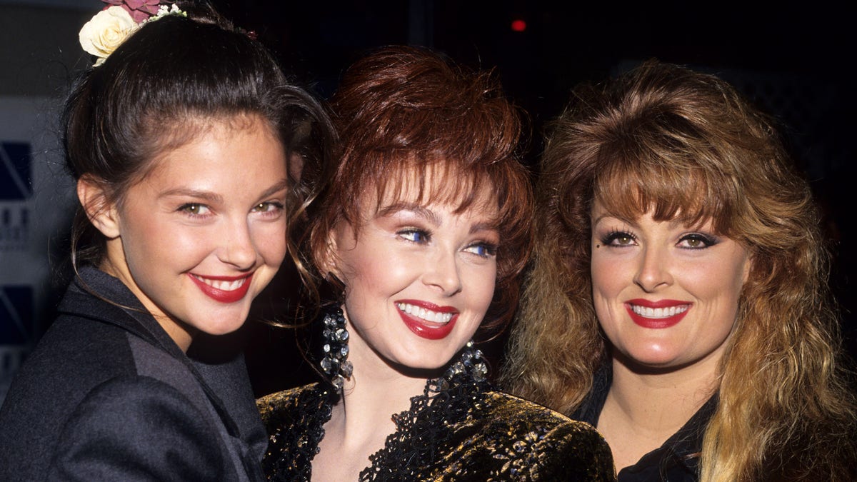 Naomi Judd with her two daughters