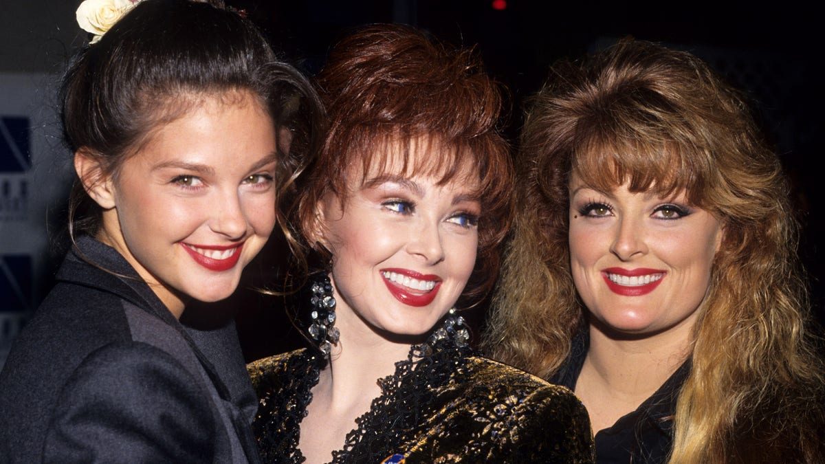 Naomi Judd with her two daughters