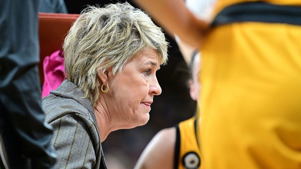 Lisa Bluder talks to the Hawkeyes during a timeout