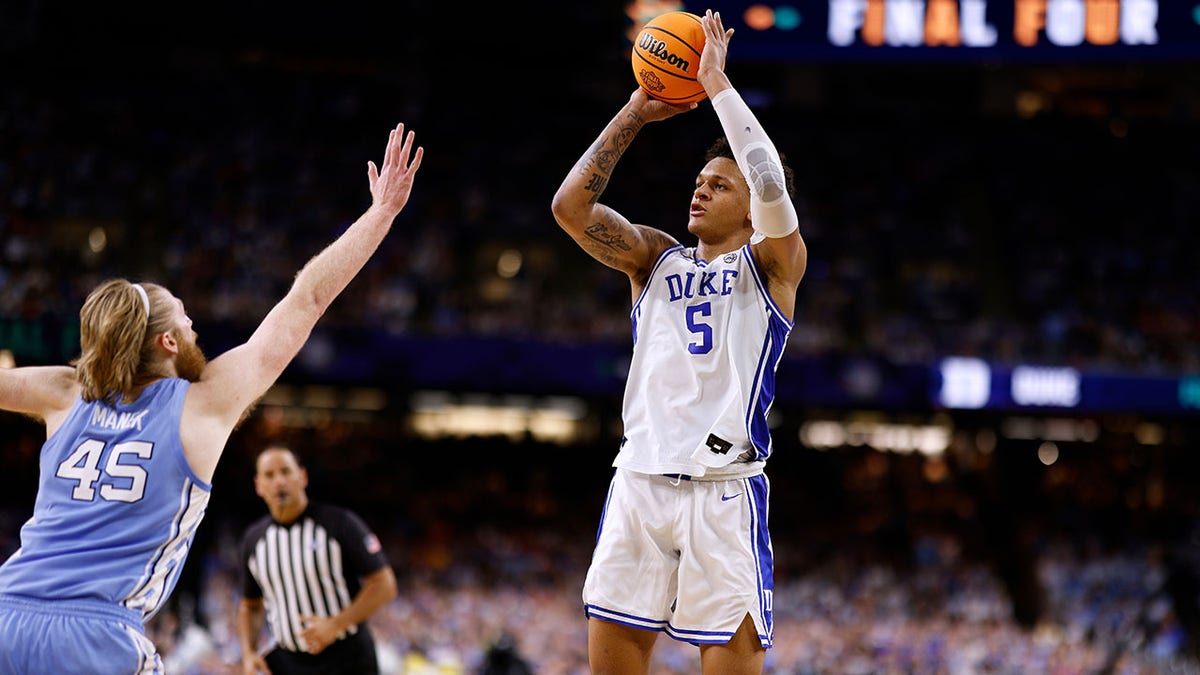 Paolo Banchero attempts a shot at the Final Four