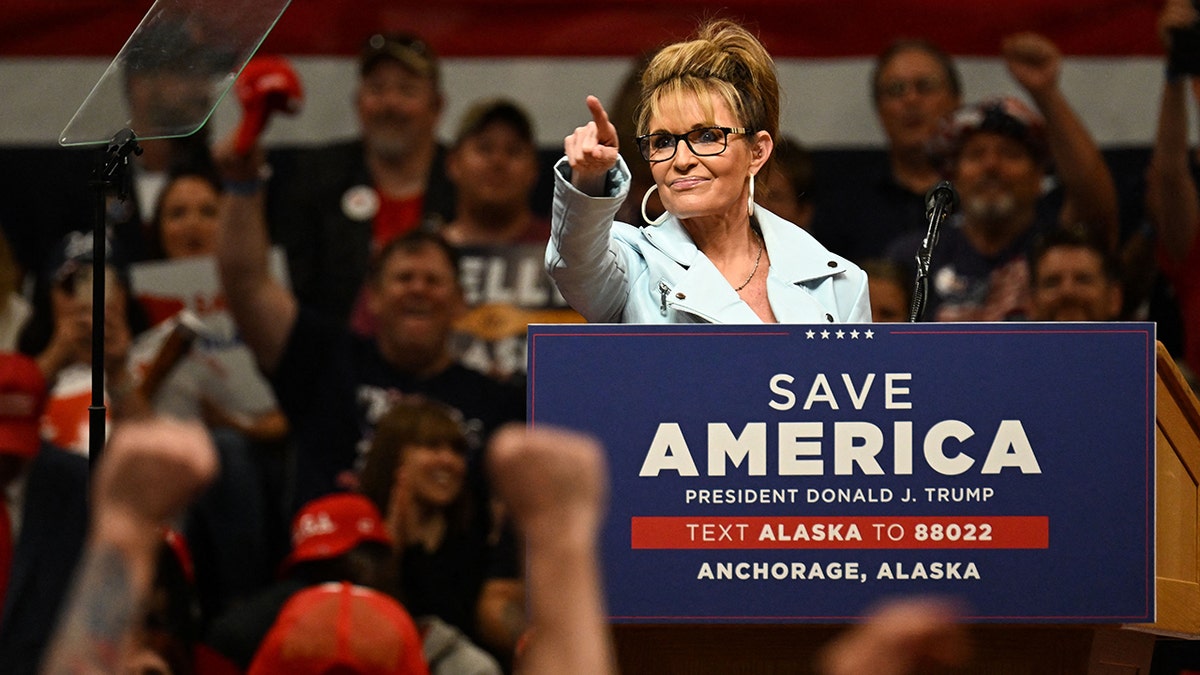 Sarah Palin hablando en un acto con el ex presidente Donald Trump