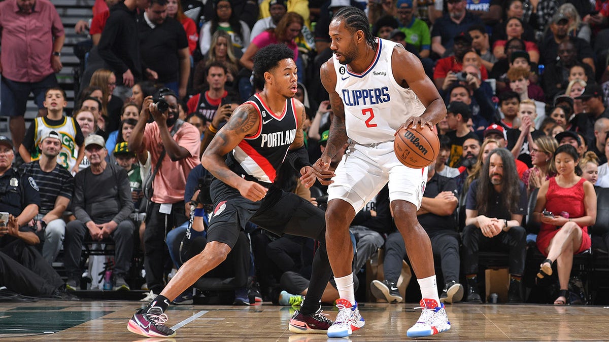 Kawhi Leonard is guarded by Anfernee Simons