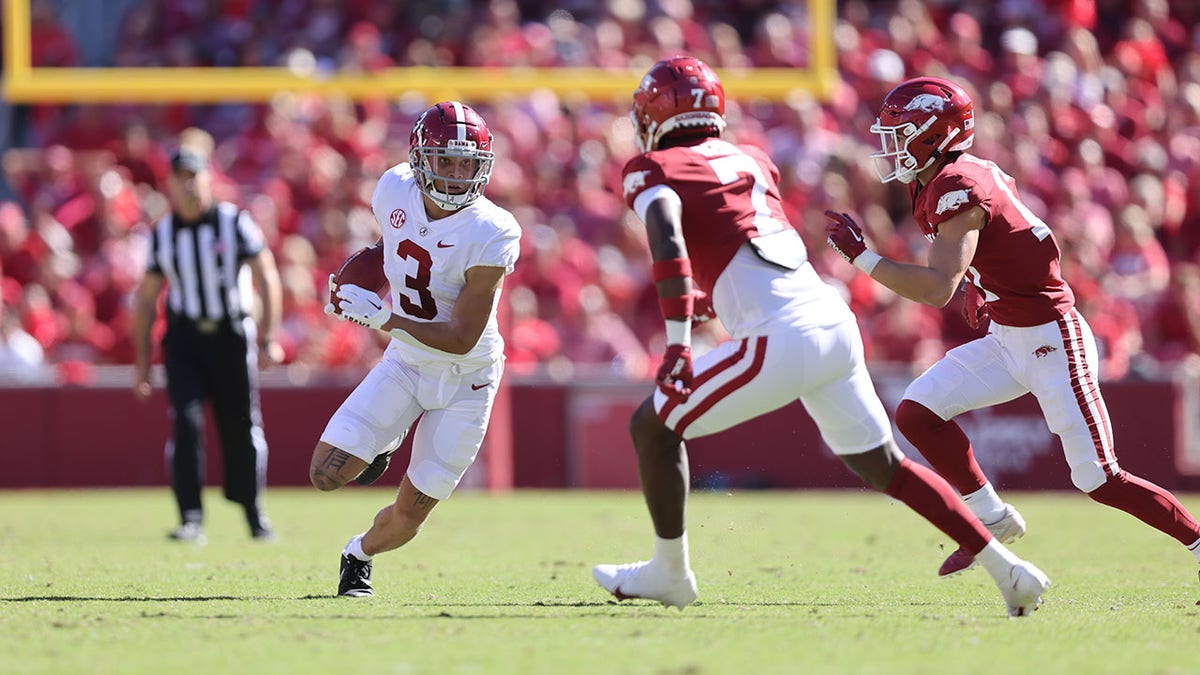 Jermaine Burton catches a ball against Arkansas