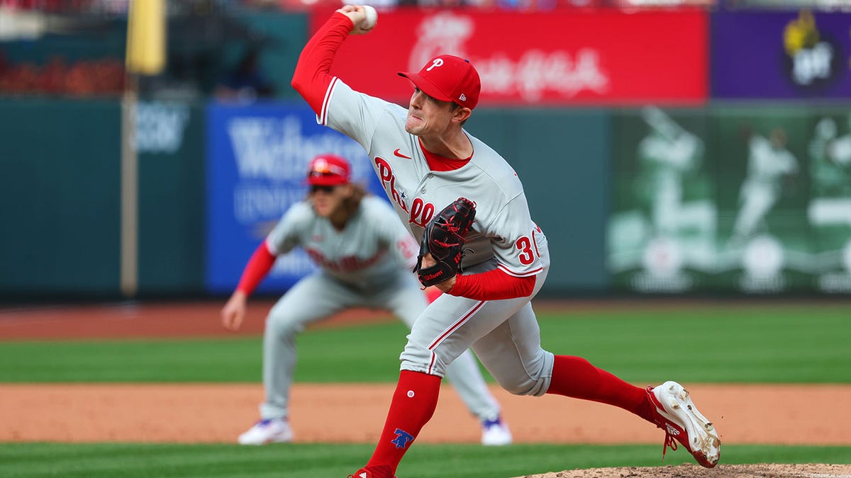 Phillies' David Robertson off NLDS roster after hurting calf