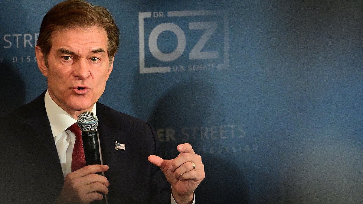Dr. Oz speaking into a microphone
