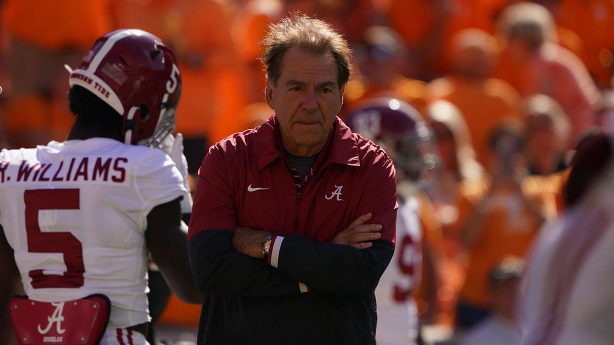 Nick Saban coaches against Tennessee