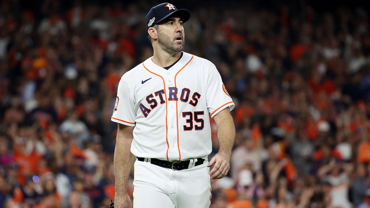 Justin Verlander walks back to the dugout in the ALCS