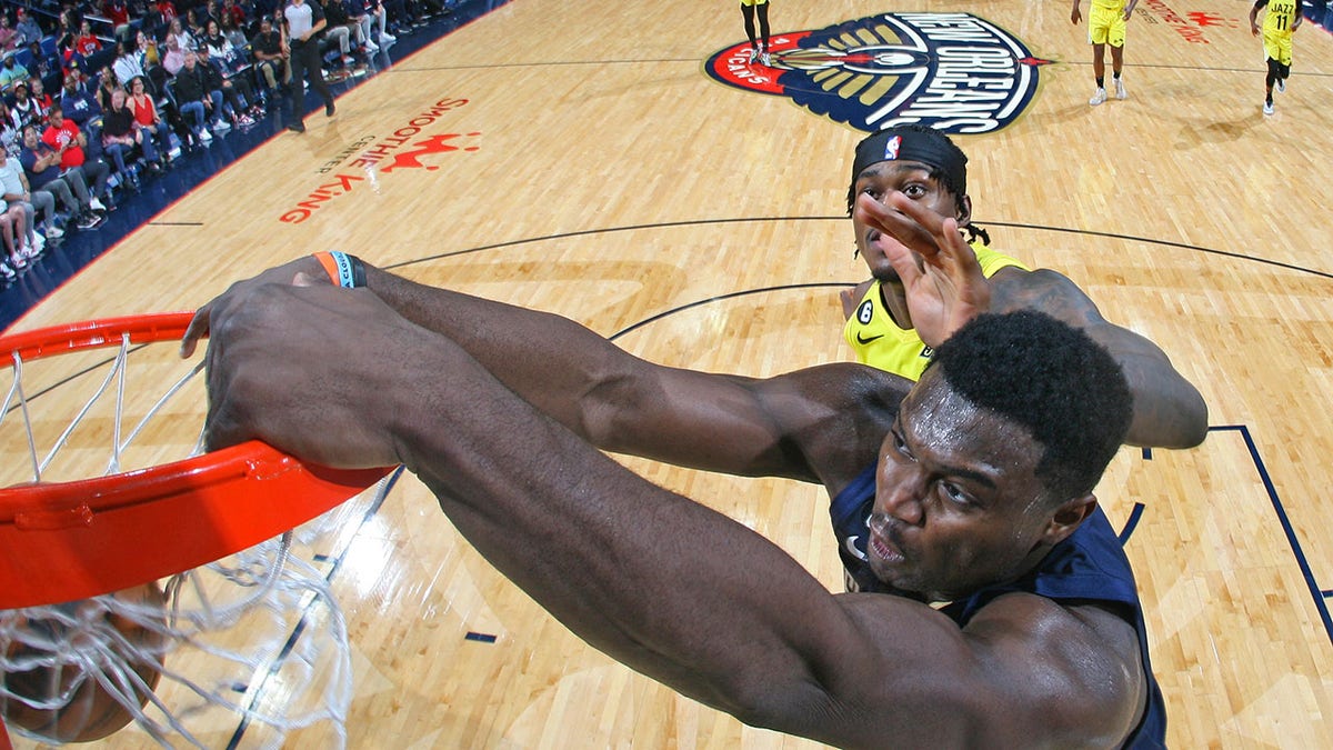 Zion Williamson dunks against the Utah Jazz