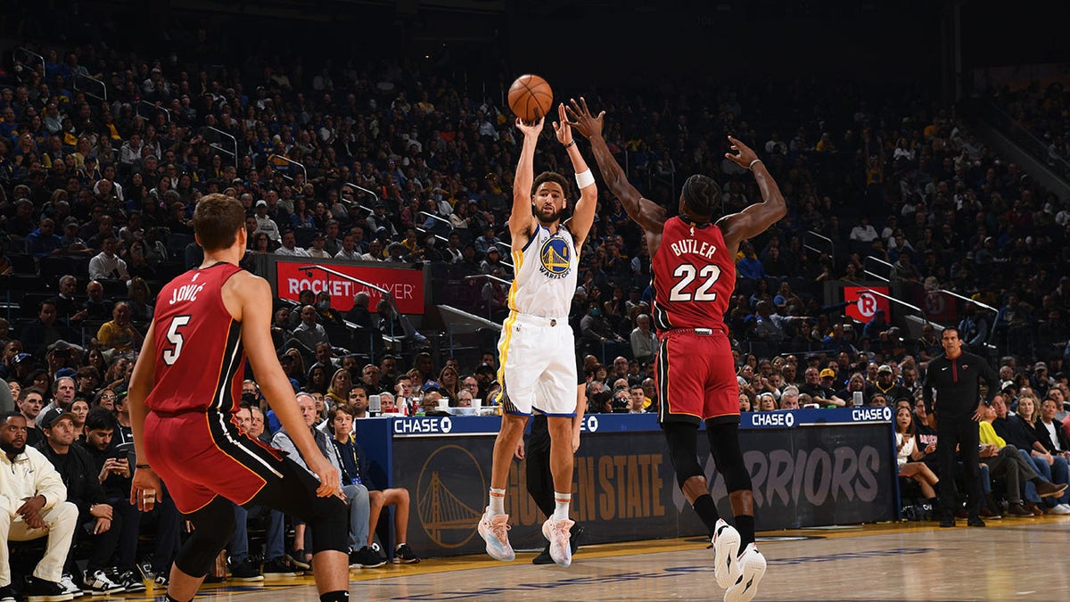 Klay Thompson shoots against the Miami Heat