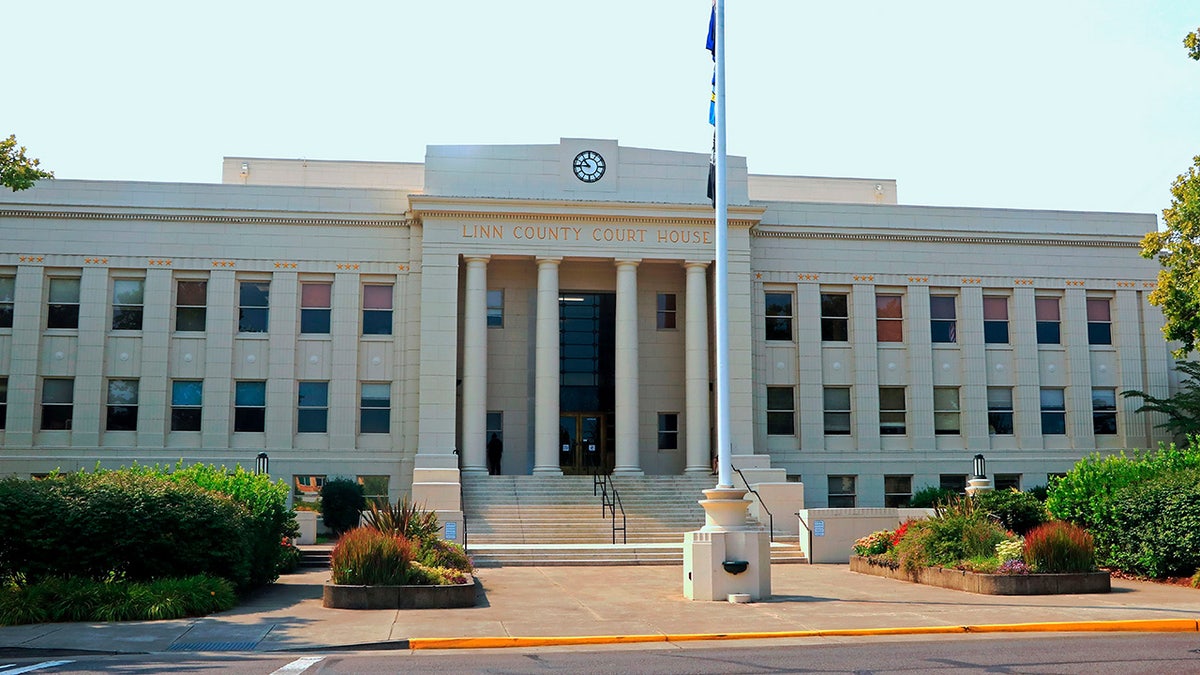 linn county courthouse in albany, oregon