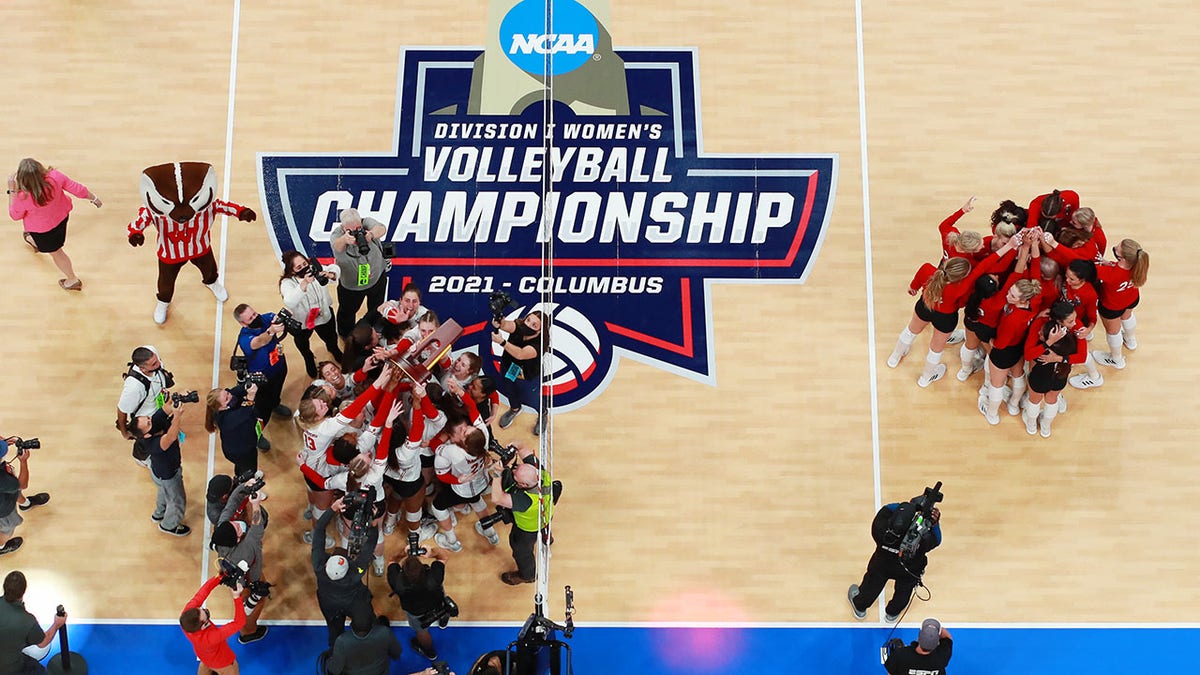 Wisconsin Badgers celebrate winning the Division I Women's Volleyball Championship