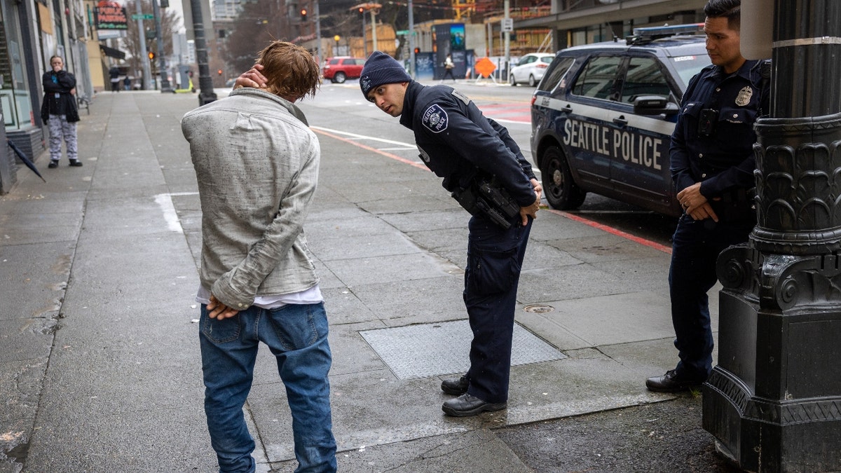 Seattle officers confront a man who says he's taken fentanyl