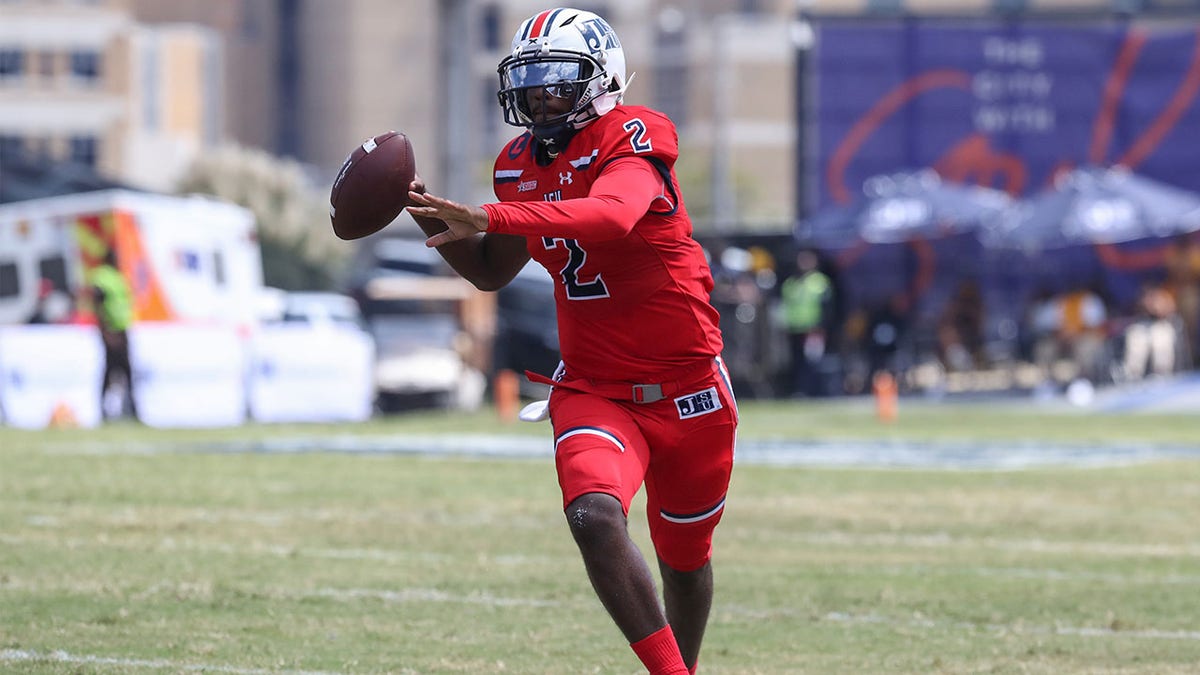 Shedeur Sanders plays against Grambling State