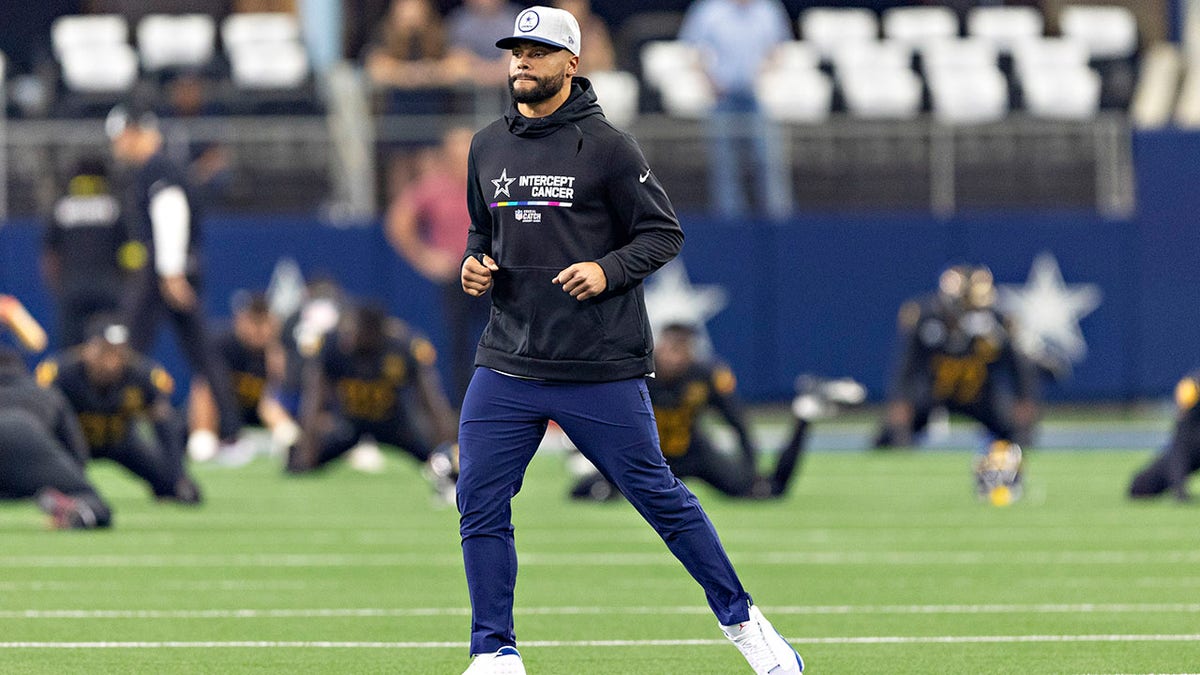 Dak Prescott warms up before the Cowboys Week 4 game