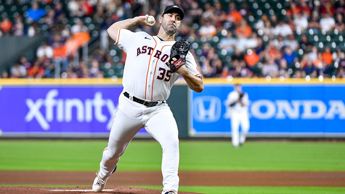 Justin Verlander pitches against the Phillies