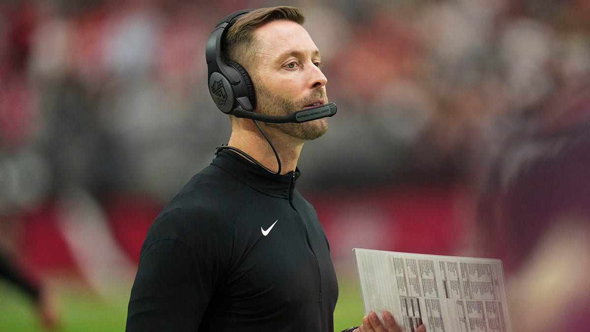 Cardinals head coach Kliff Kingsburry coaches against the Eagles