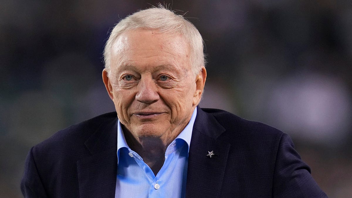 Cowboys owner Jerry Jones before a game against the Eagles