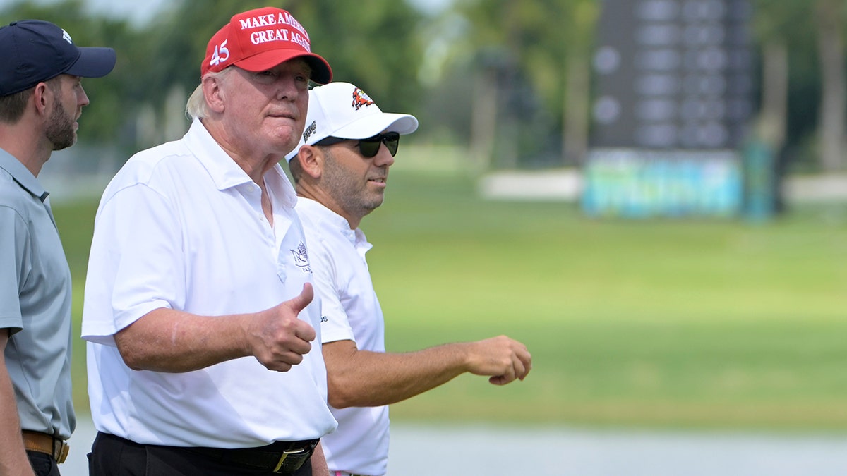 Donald Trump jogando golfe