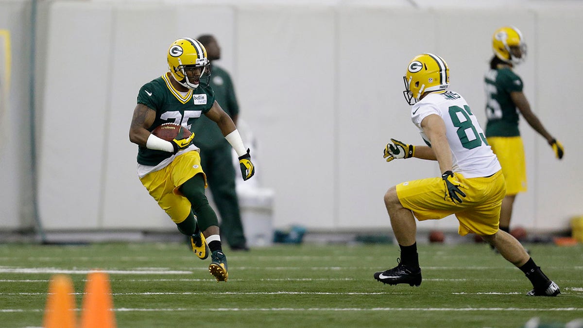 Antonio Dennard running a drill during Packers rookie minicamp in 2014