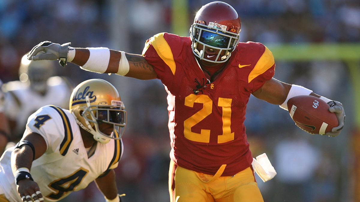 LenDale White plays against UCLA in college