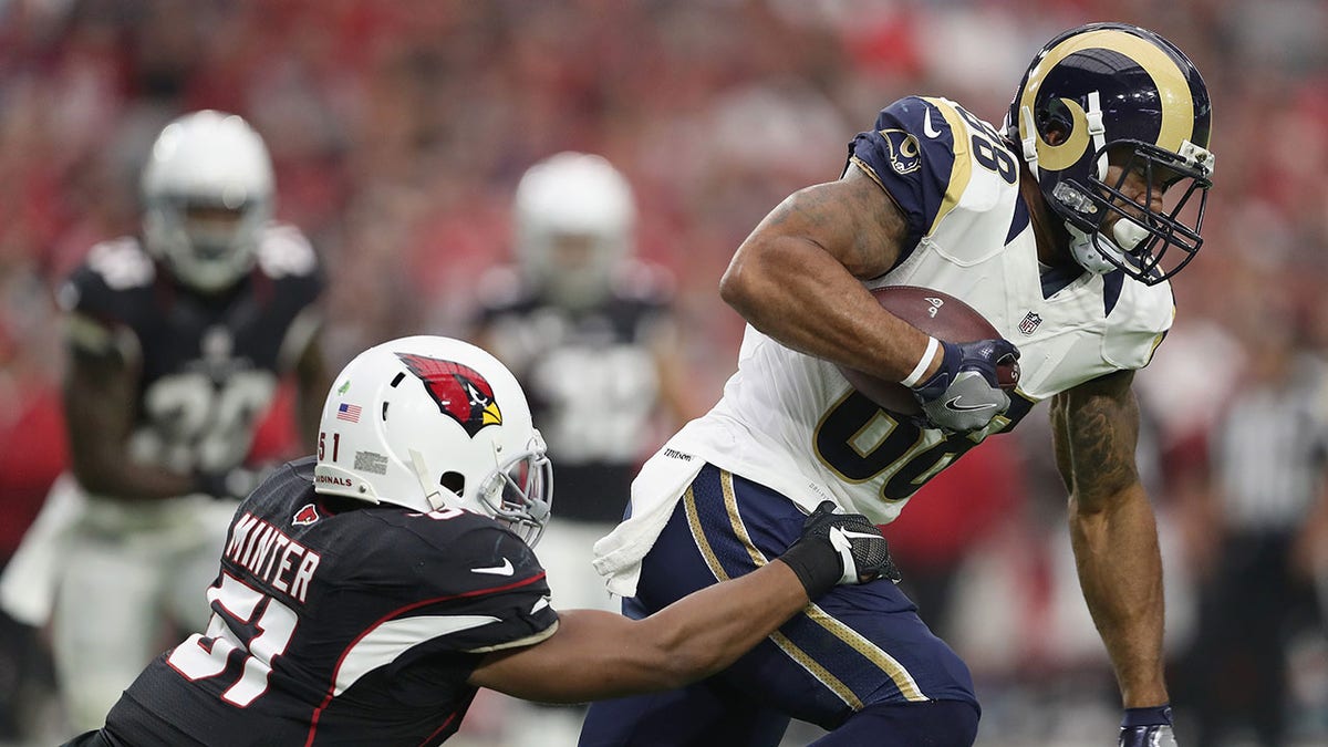 Lance Kendricks runs to carry the ball against the Cardinals