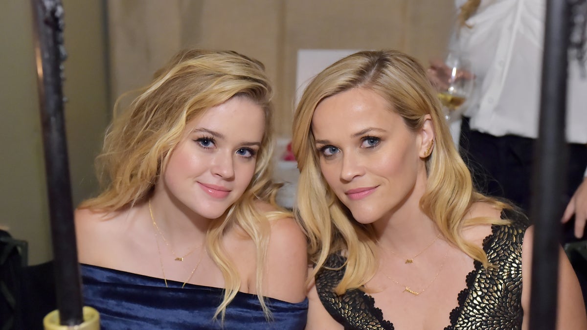 Reese Witherspoon and Ava Phillippe next to each other
