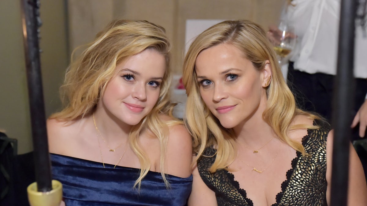 Reese Witherspoon and Ava Phillippe next to each other