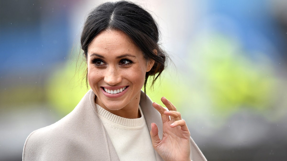 Meghan Markle con una chaqueta de arena clara ondea en Irlanda