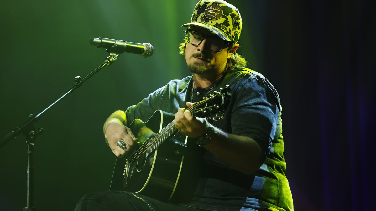 HARDY sings with guitar